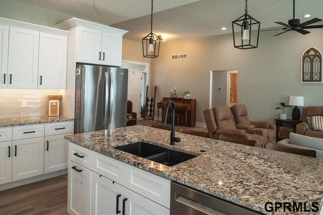 1600 W Avalanche Road, Lincoln, NE 68521