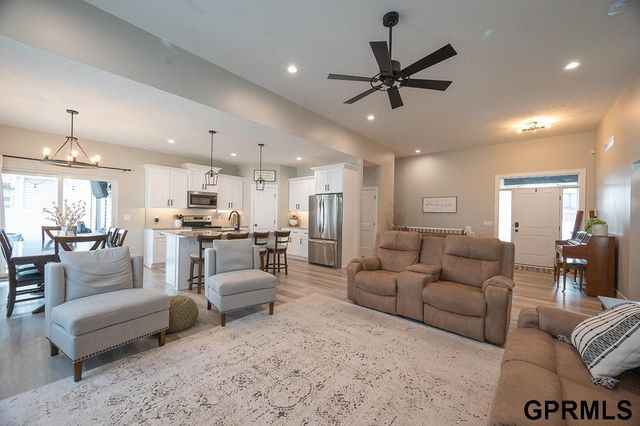 1600 W Avalanche Road, Lincoln, NE 68521