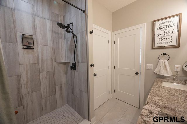 1600 W Avalanche Road, Lincoln, NE 68521