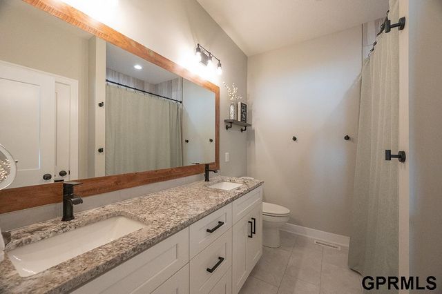 1600 W Avalanche Road, Lincoln, NE 68521