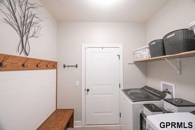 1600 W Avalanche Road, Lincoln, NE 68521