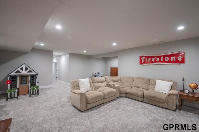 1600 W Avalanche Road, Lincoln, NE 68521