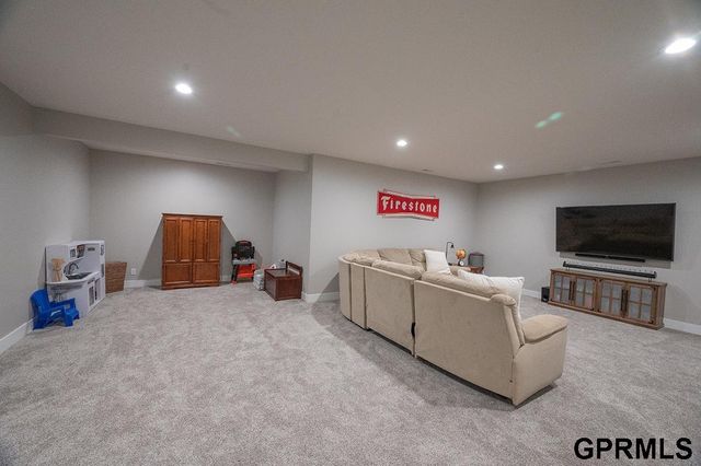 1600 W Avalanche Road, Lincoln, NE 68521