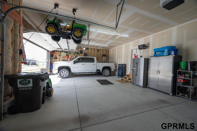 1600 W Avalanche Road, Lincoln, NE 68521