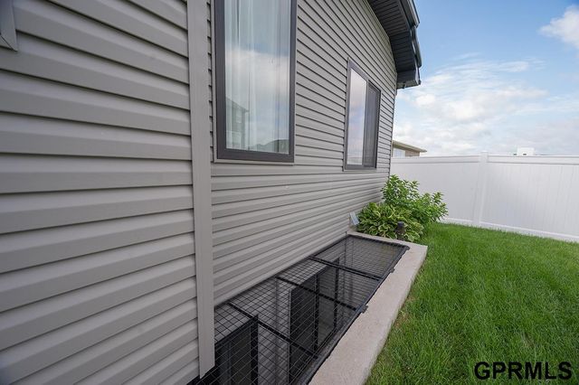 1600 W Avalanche Road, Lincoln, NE 68521