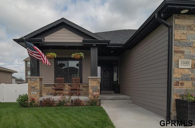 1600 W Avalanche Road, Lincoln, NE 68521