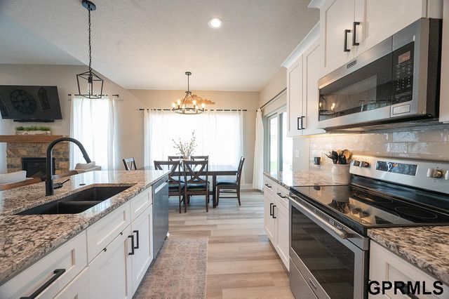 1600 W Avalanche Road, Lincoln, NE 68521