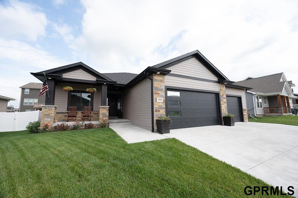 1600 W Avalanche Road, Lincoln, NE 68521