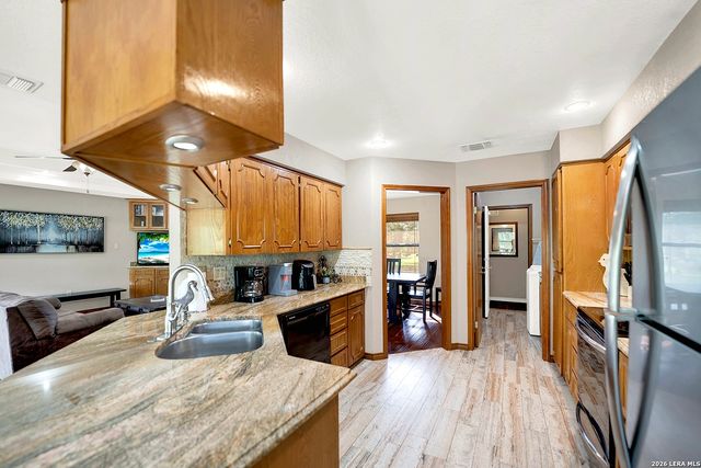 48 RIVER OAK DR, Seguin, TX 78155