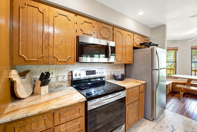 48 RIVER OAK DR, Seguin, TX 78155