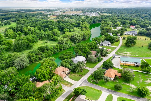 48 RIVER OAK DR, Seguin, TX 78155