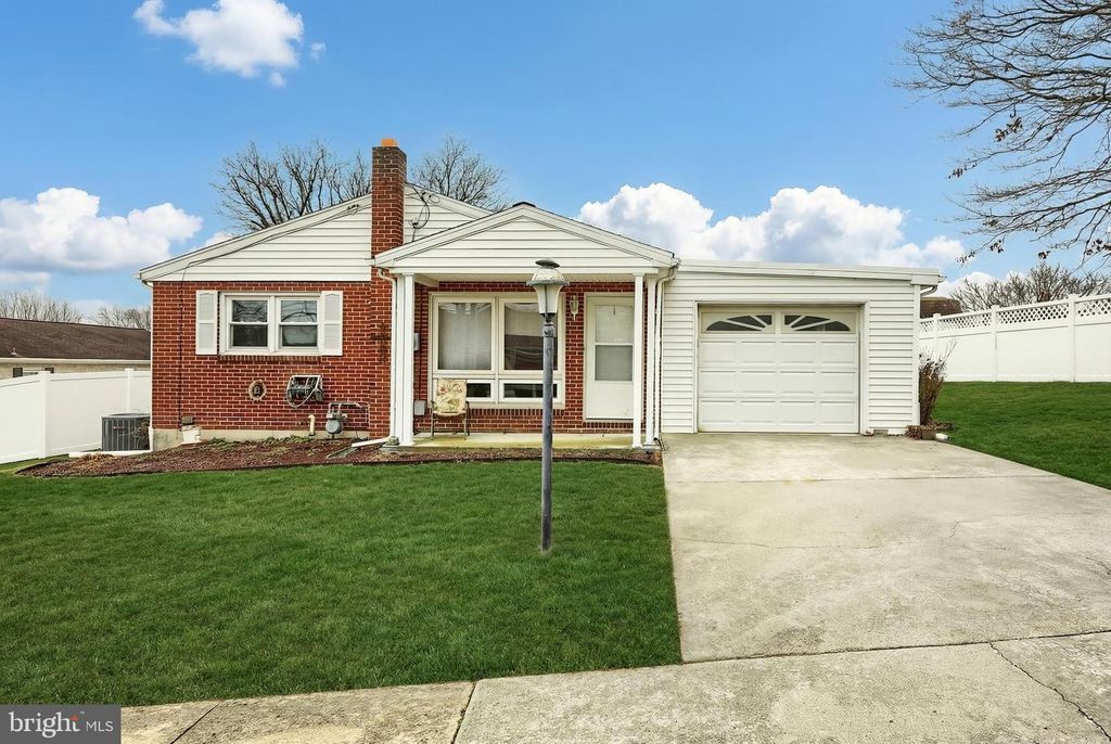 8 CEDARLYN DR, York, PA 17408