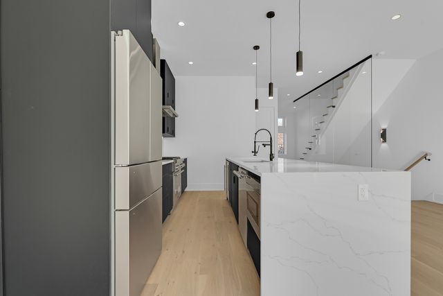 505 W Elm Avenue 7, Chicago, IL 60610