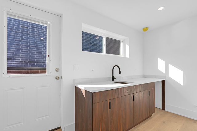 505 W Elm Avenue 7, Chicago, IL 60610