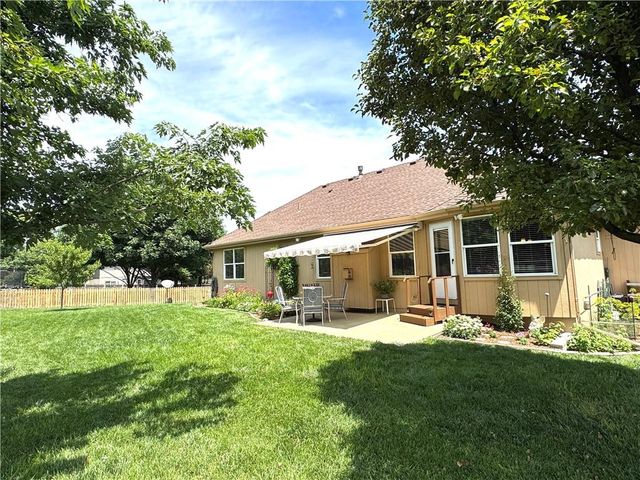 10658 S EMERALD Street, Olathe, KS 66061