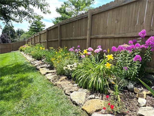 10658 S EMERALD Street, Olathe, KS 66061