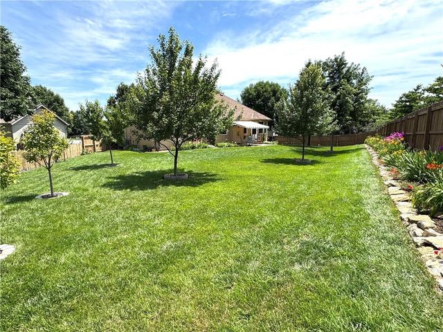 10658 S EMERALD Street, Olathe, KS 66061