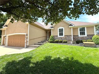 10658 S EMERALD Street, Olathe, KS 66061