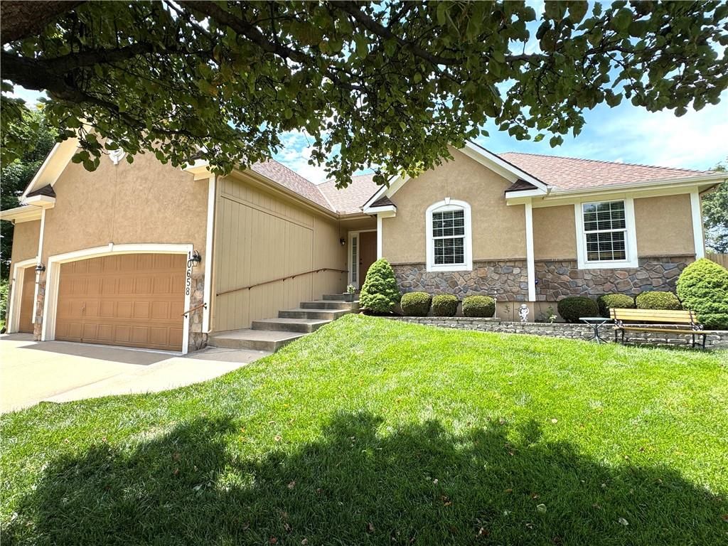 10658 S EMERALD Street, Olathe, KS 66061