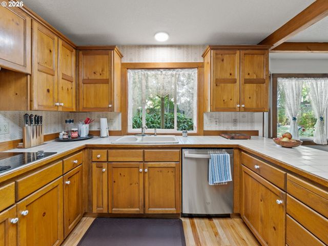 5754 CHARLES Cir, Lake Oswego, OR 97035