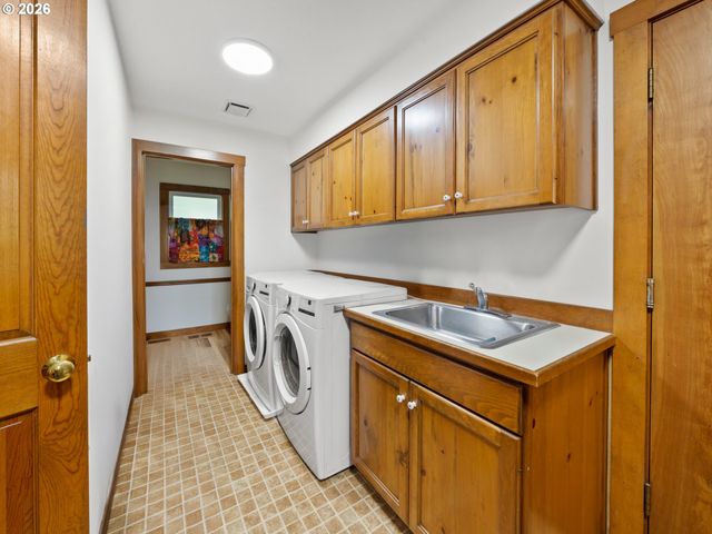 5754 CHARLES Cir, Lake Oswego, OR 97035