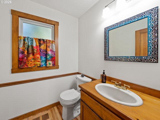 5754 CHARLES Cir, Lake Oswego, OR 97035