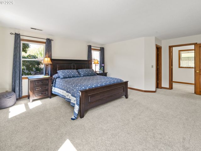 5754 CHARLES Cir, Lake Oswego, OR 97035