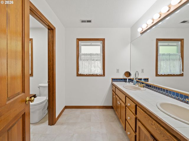 5754 CHARLES Cir, Lake Oswego, OR 97035