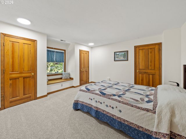 5754 CHARLES Cir, Lake Oswego, OR 97035