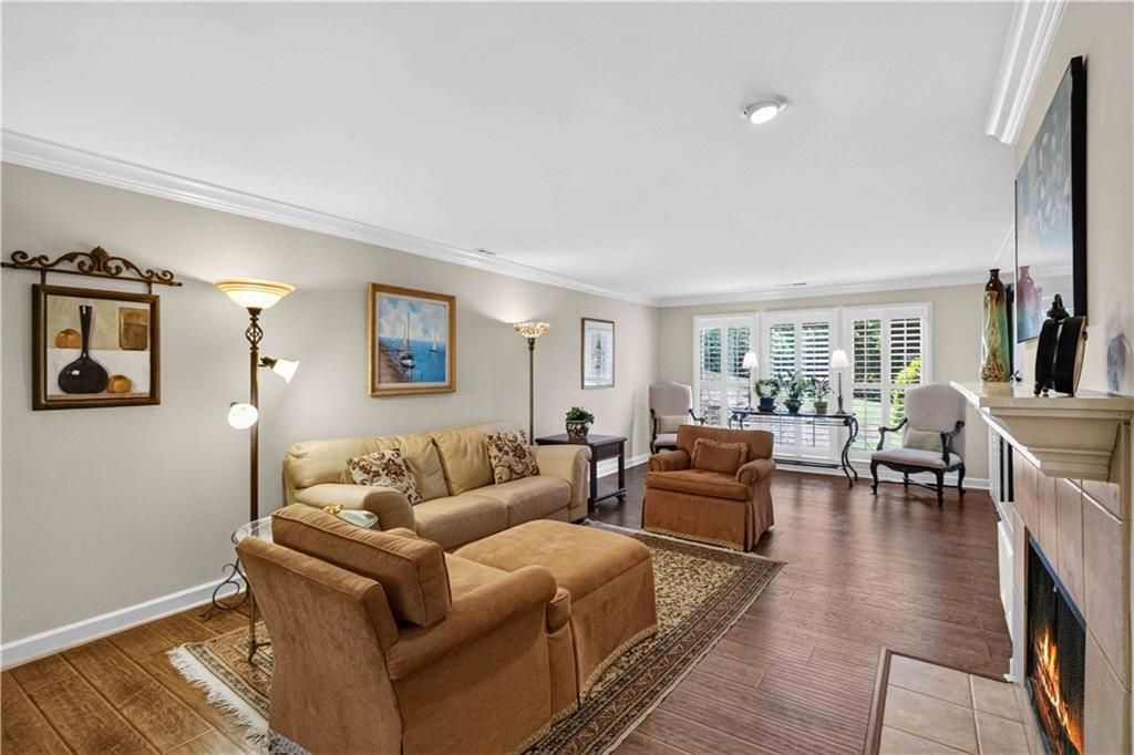 Image 10 of property listing at 3910 Ashford Lake Court NE 3910, Atlanta, GA 30319