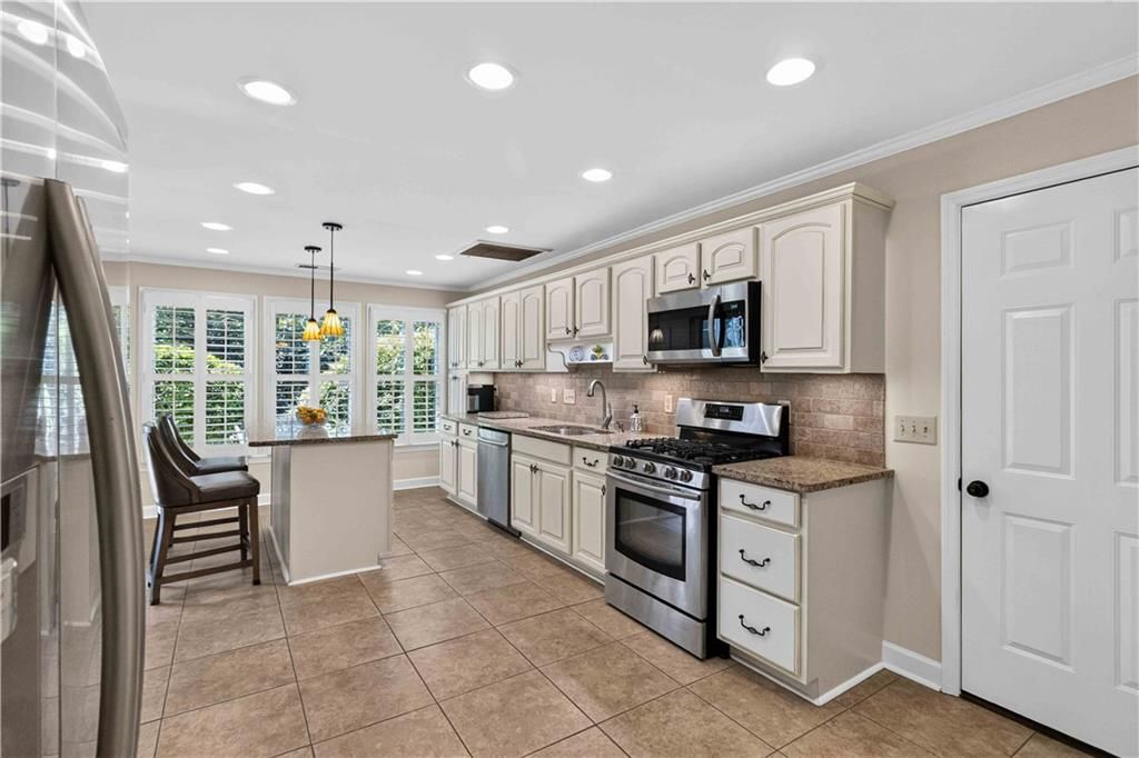 Image 15 of property listing at 3910 Ashford Lake Court NE 3910, Atlanta, GA 30319