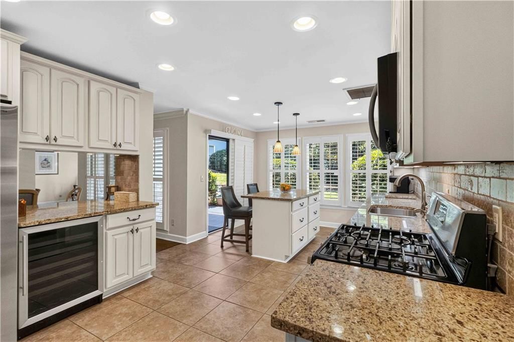 Image 4 of property listing at 3910 Ashford Lake Court NE 3910, Atlanta, GA 30319