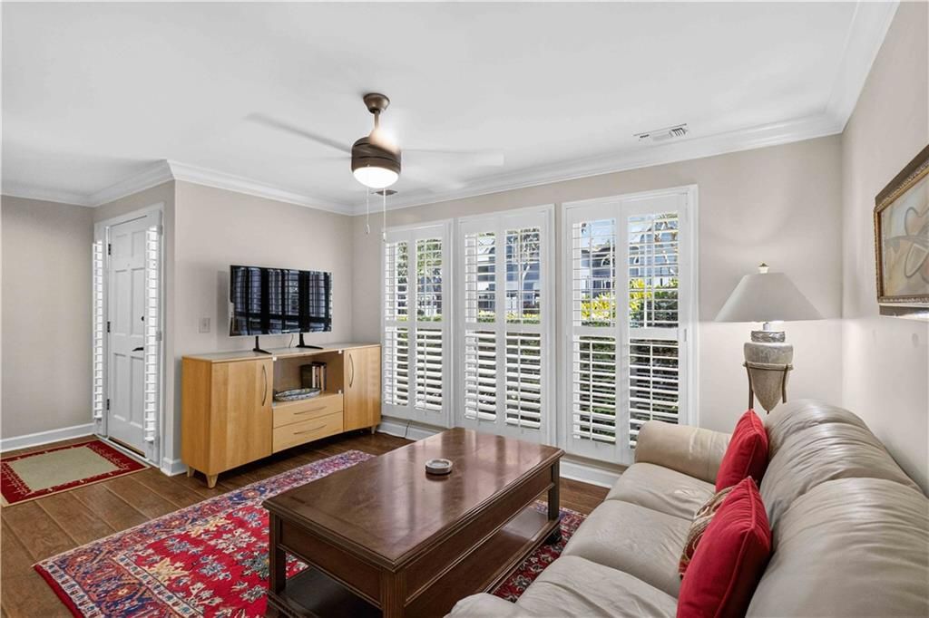 Image 8 of property listing at 3910 Ashford Lake Court NE 3910, Atlanta, GA 30319