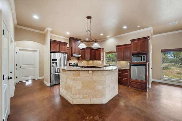 130 Rhum Rd, Kerrville, TX 78028