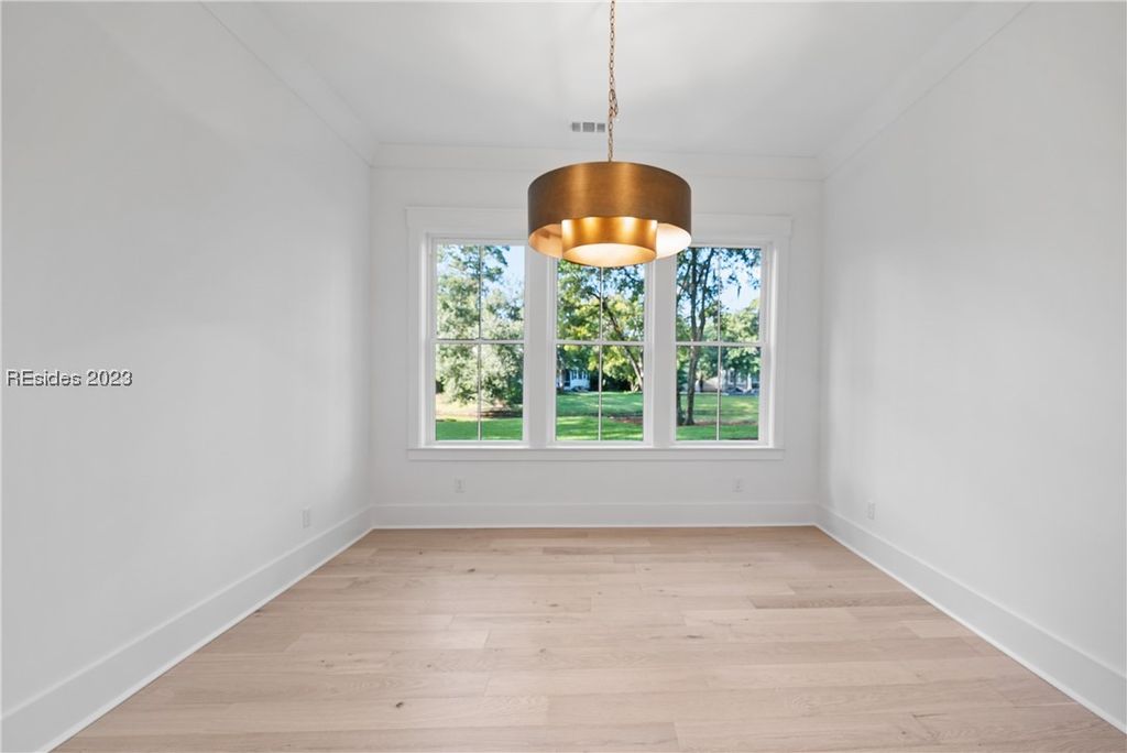 Image 13 of property listing at 304 Farnsleigh Ave, Bluffton, SC 29910