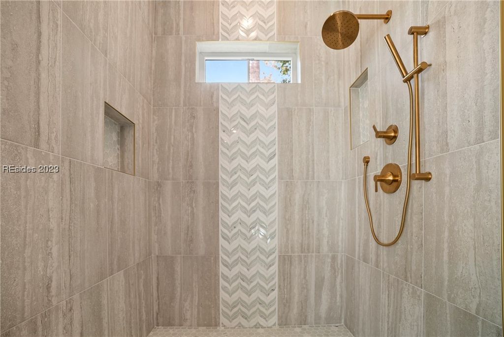 Image 20 of property listing at 304 Farnsleigh Ave, Bluffton, SC 29910