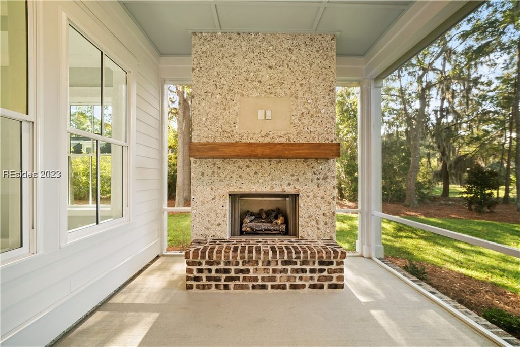 Image 28 of property listing at 304 Farnsleigh Ave, Bluffton, SC 29910