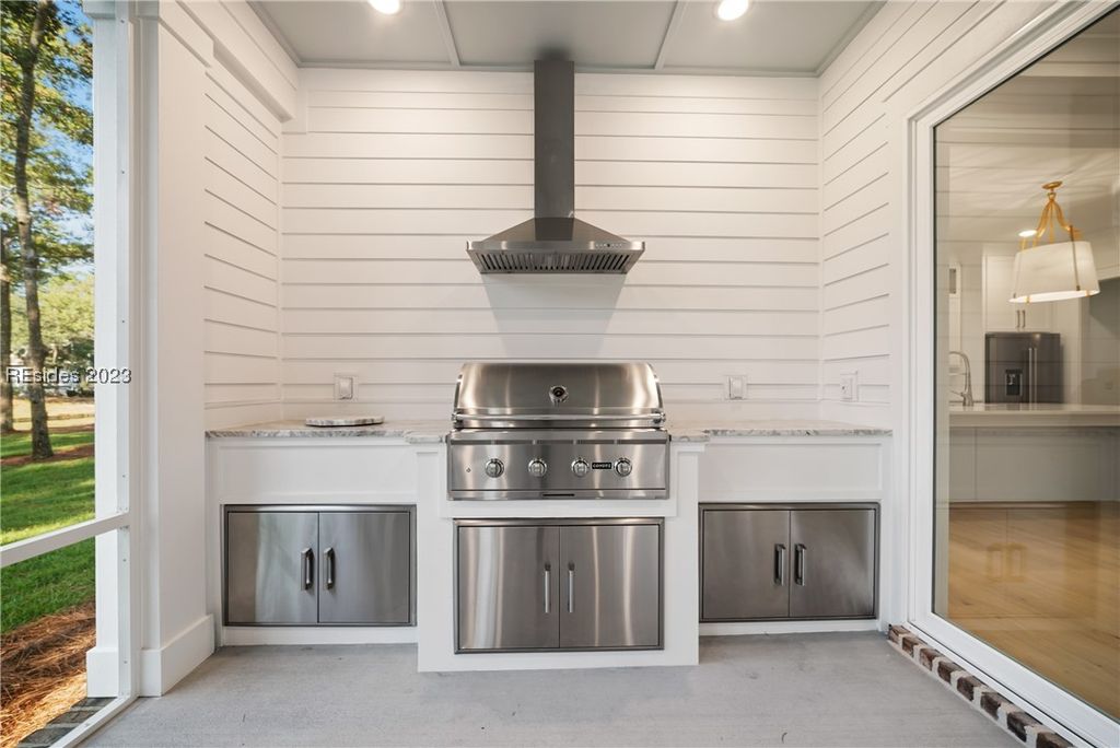 Image 29 of property listing at 304 Farnsleigh Ave, Bluffton, SC 29910