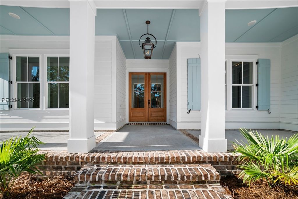 Image 3 of property listing at 304 Farnsleigh Ave, Bluffton, SC 29910