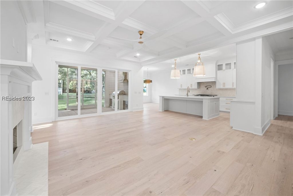 Image 8 of property listing at 304 Farnsleigh Ave, Bluffton, SC 29910