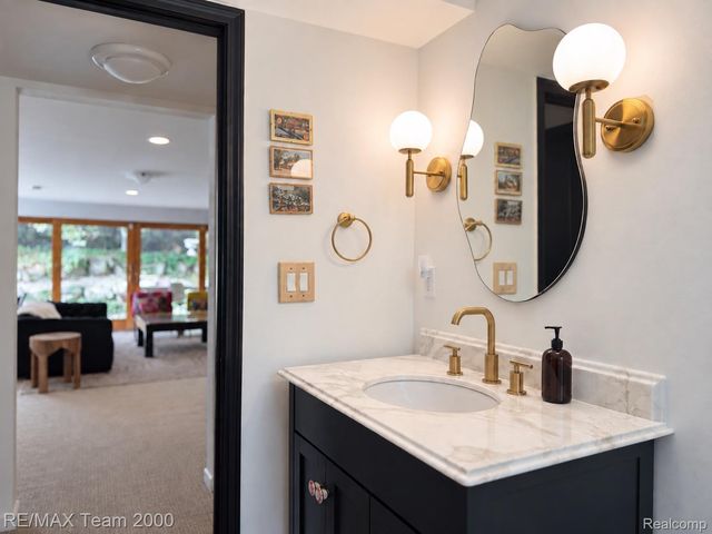4789 Pickering Road, Bloomfield Charter Township, MI 48301