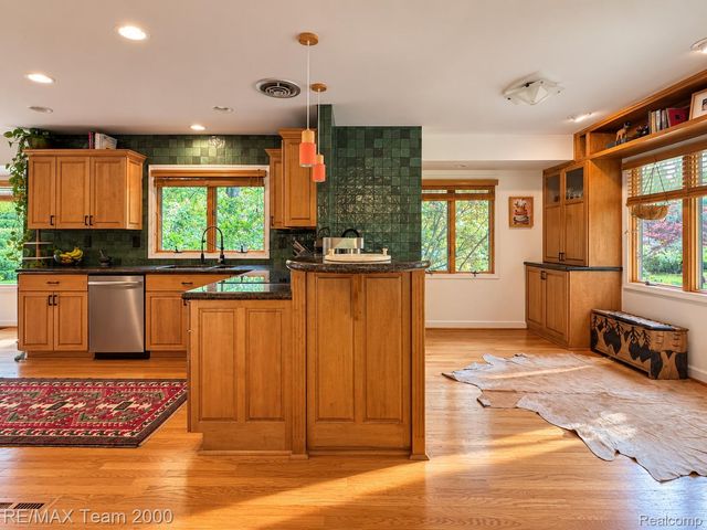 4789 Pickering Road, Bloomfield Charter Township, MI 48301