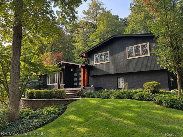 4789 Pickering Road, Bloomfield Charter Township, MI 48301