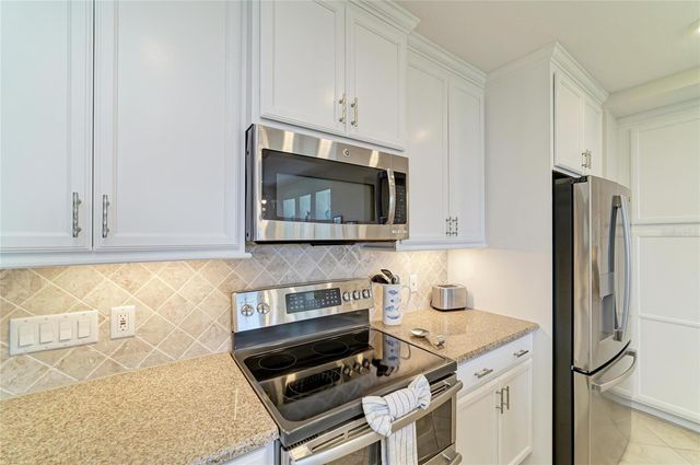 392 ARUBA CIRCLE 102, Bradenton, FL 34209