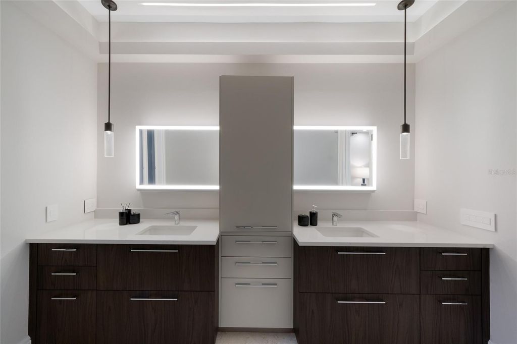 Image 19 of property listing at 65 LIGHTHOUSE POINT DRIVE, Longboat Key, FL 34228