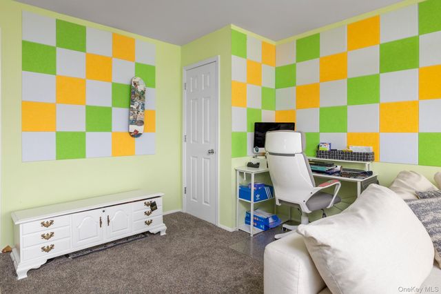 285 Edmunton 16, North Babylon, NY 11703