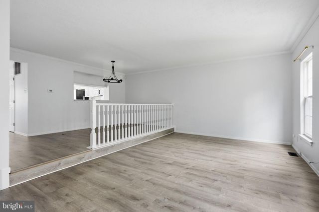 8 WAGON WHEEL DR, Sicklerville, NJ 08081