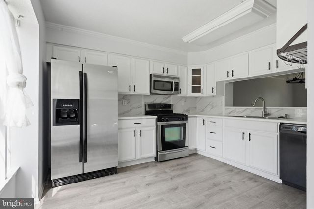 8 WAGON WHEEL DR, Sicklerville, NJ 08081