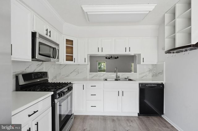 8 WAGON WHEEL DR, Sicklerville, NJ 08081