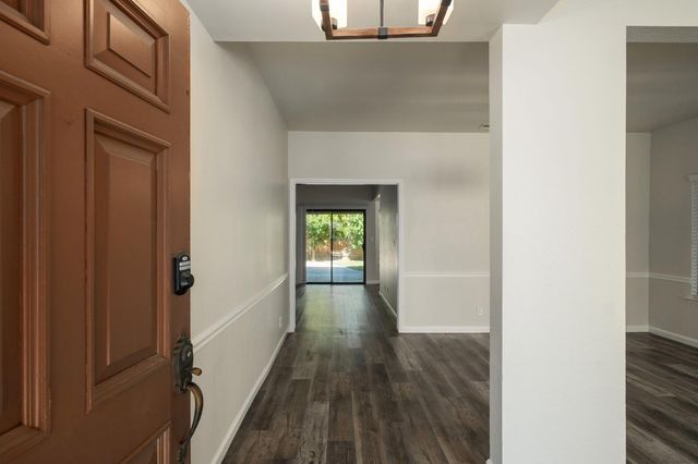 7570 N 6th Street, Fresno, CA 93720